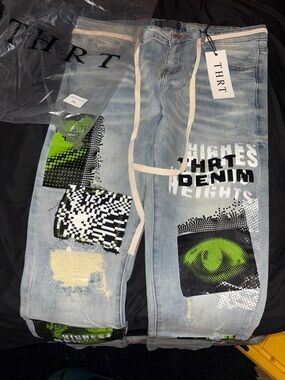 Light Wash Graphic Men’s Jeans with Green Accents